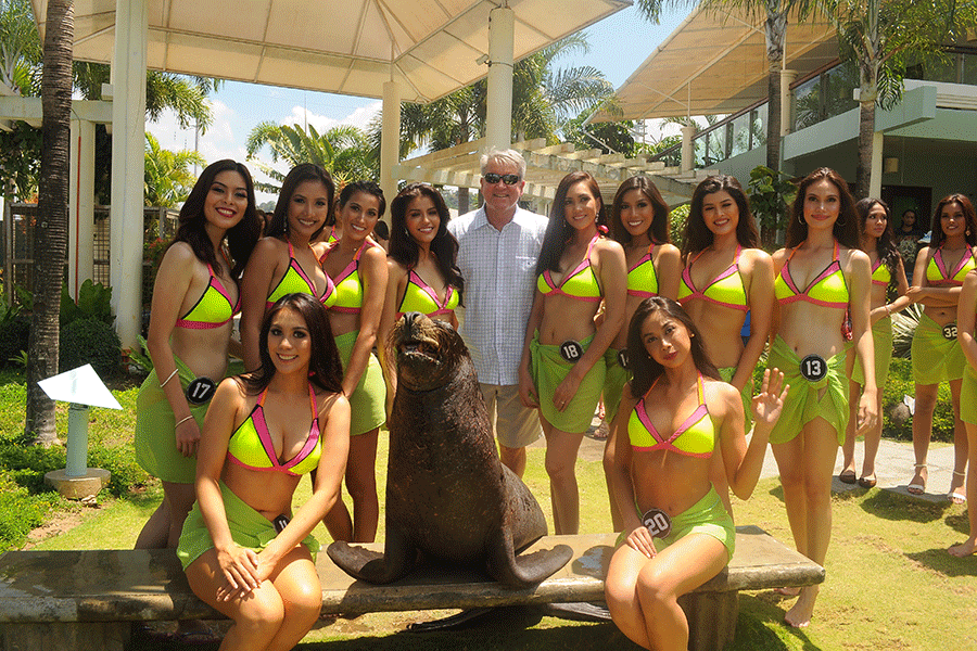 Scott Sharpe, SBMEI CEO and President, poses with the candidates of the Binibining Pilipinas pageant 2017. In another photo, Dakila, one of the stars of the Sea Lion Marine Patrol show, also gamely poses with the stunningly beautiful ladies.