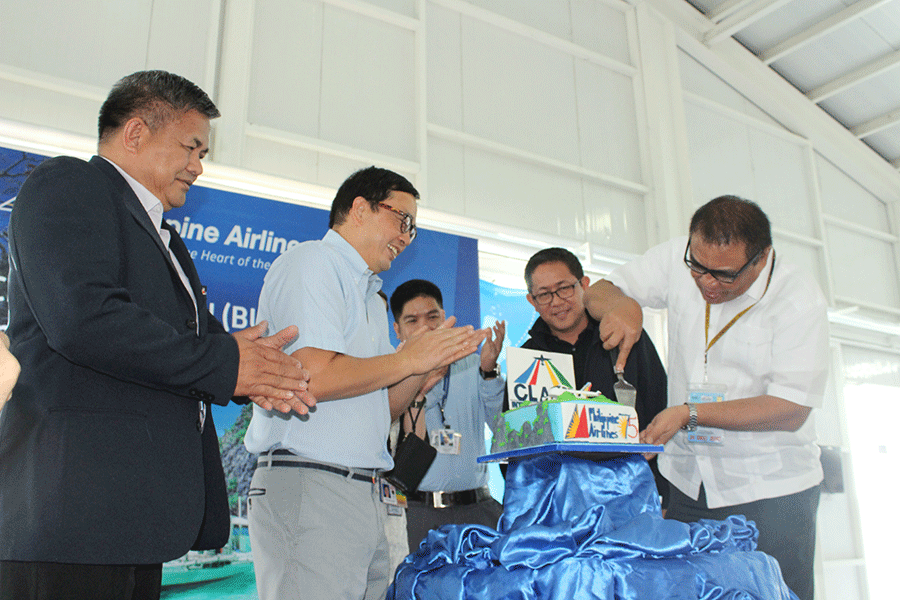Alexander Cauguiran (right), president of Clark International Airport Corporation, and Ismael Augusto Gozon (second from left), PAL senior vice president, lead the cutting of the ceremonial ribbon during send off ceremonies for PAL’s inaugural Clark-Busuanga flight today (March 26, 2017).