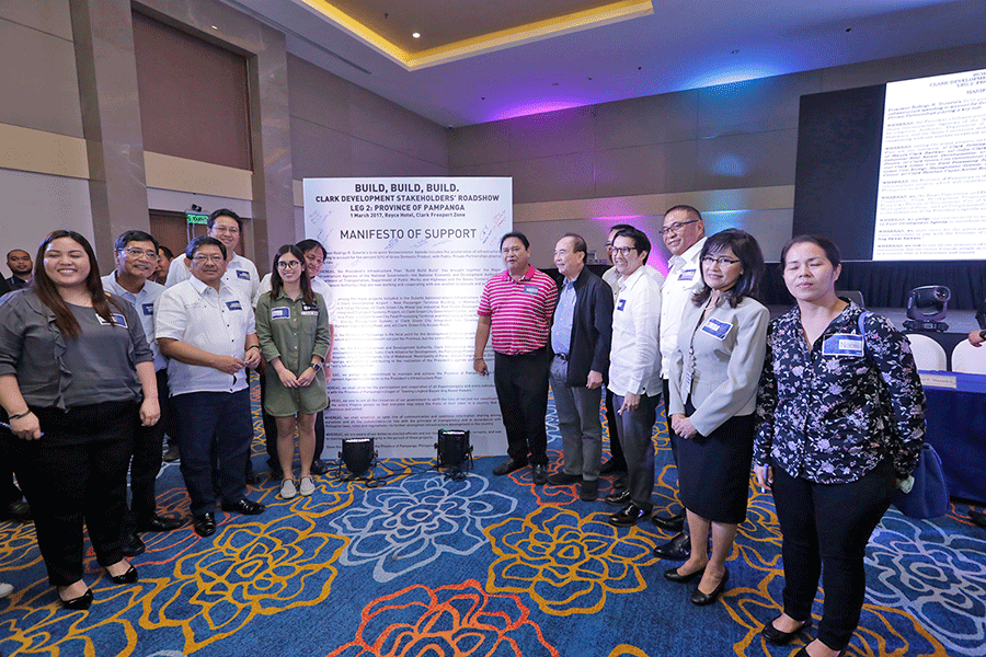 Cauguiran, Manankil, Dizon and new CDC Chairman Jose DE Jesus join local officials led by Mayors Edgardo Pamintuan and Marino Morales who sign Manifesto of Support for the full development of airport. --Photo courtesy of CDC Communications Division