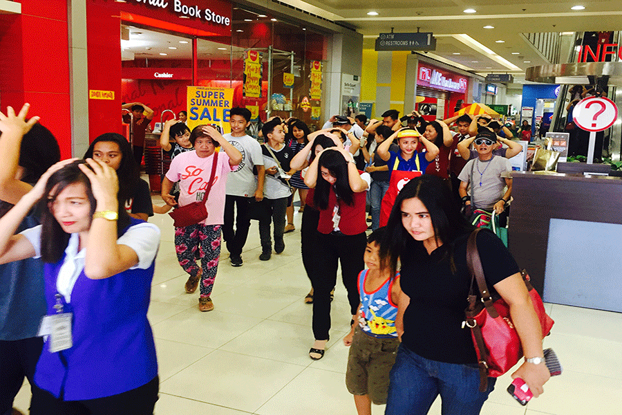 SM City San Fernando Downtown enjoins customer on National Simultaneous Earthquake Drill.