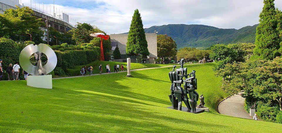 Bảo tàng ngoài trời Hakone, nổi tiếng với bộ sưu tập điêu khắc ấn tượng đặt trên nền dãy núi Hakone.