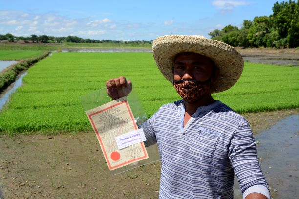 nueva-ecija-farmers-receive-land-titles-support-services-from-dar-iorbit-news-online