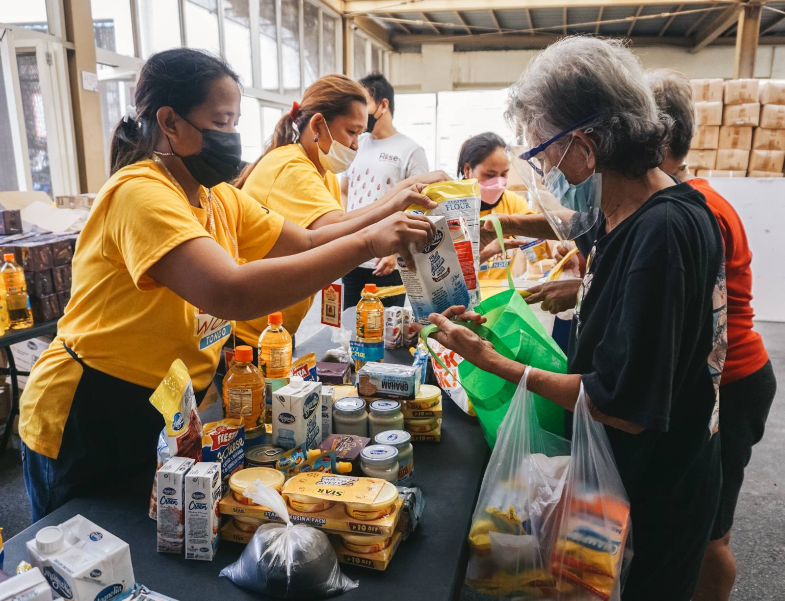 Food Drive Ng Smc Patuloy Para Sa Mga Mahihirap Iorbit News Online